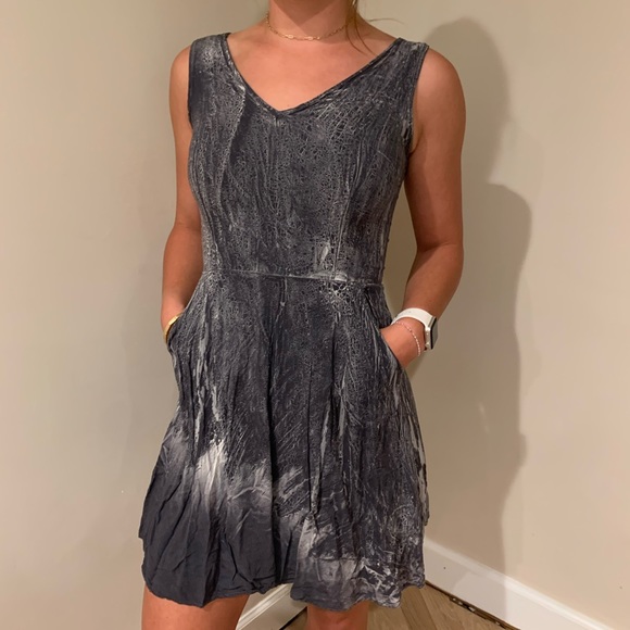 Boutique grey crackle flowy dress - Picture 2 of 3